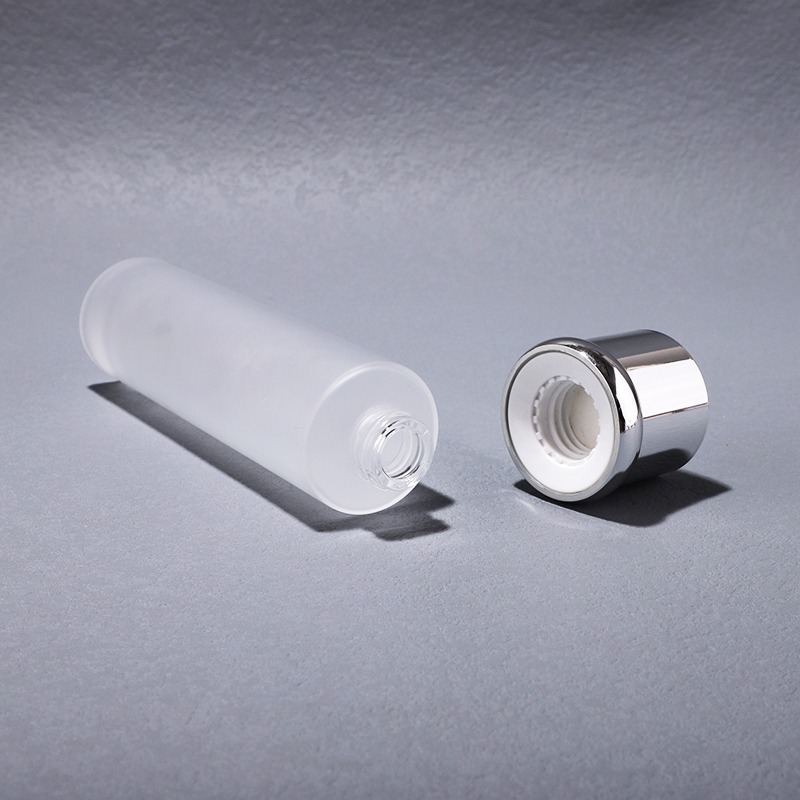 Botella de cristal cosmética blanca con bomba para envases cosméticos