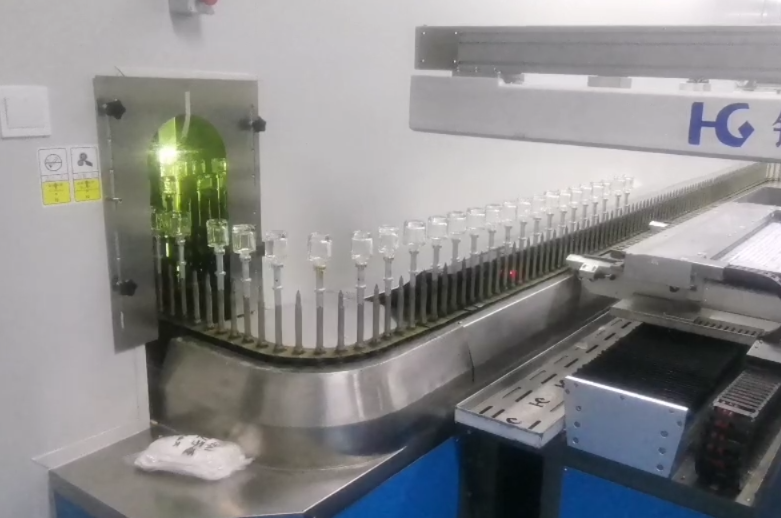 Proceso de producción de botellas de vidrio para productos para el cuidado de la piel.