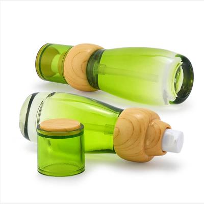 Juego de botellas de vidrio verde con tapa de bambú