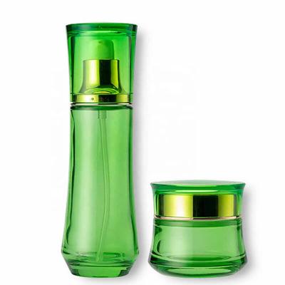 Producto para el cuidado de la piel verde brillante en botella de vidrio
