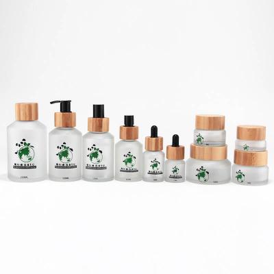 juego de botellas de vidrio cosmético transparente esmerilado con tapa de bambú