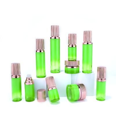 juego de botellas de vidrio de color verde con tapón de rosca de aluminio
