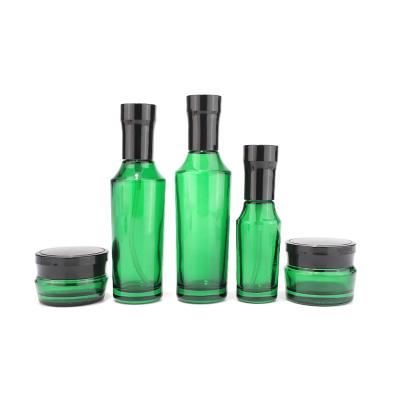 juego de botellas de vidrio cosmético verde
