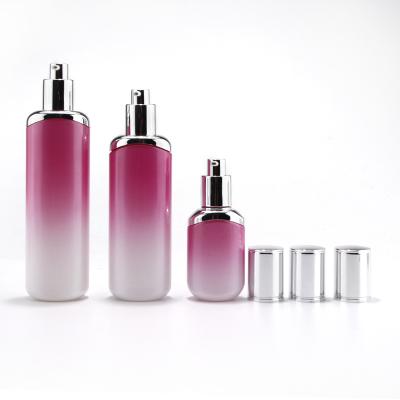 Juegos de botellas/tarros de vidrio cosmético para el cuidado de la piel gradual de color de lujo con bomba de loción plateada y tapa
