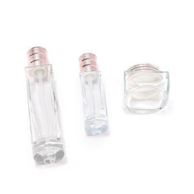 juego de botellas de vidrio cosmético cuadradas transparentes con tapa de aluminio
