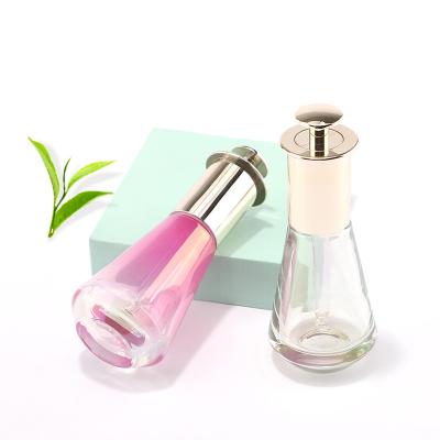 botella de vidrio de forma especial con cuentagotas de presión
