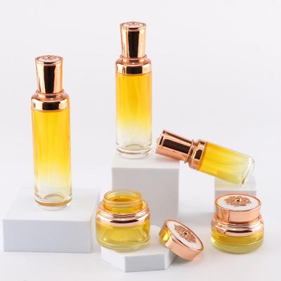 botellas de aceite de suero de vidrio cosmético y tarros de crema
