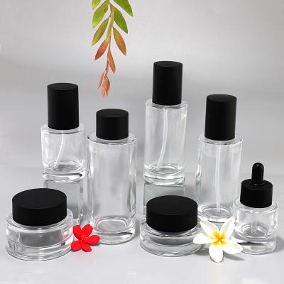Frasco de botella de vidrio redondo transparente con tapa mate

