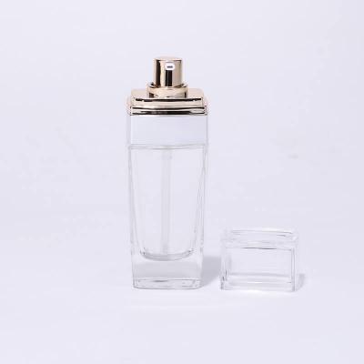 Botella de vidrio con bomba de oro transparente de alta calidad.
