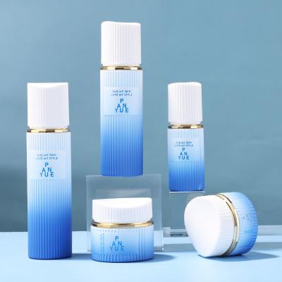 Botella de vidrio azul con rayas verticales