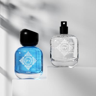 Frasco de perfume de 110 ml con tapón irregular.