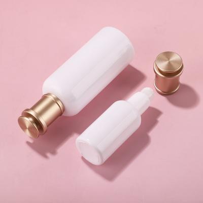 Set de botellas de vidrio blancas con tapa dorada