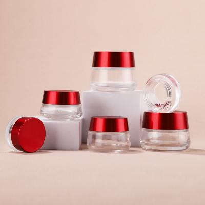 Tarro cosmético de vidrio con tapa roja
