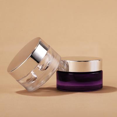 Tarro morado dividido para el cuidado de la piel