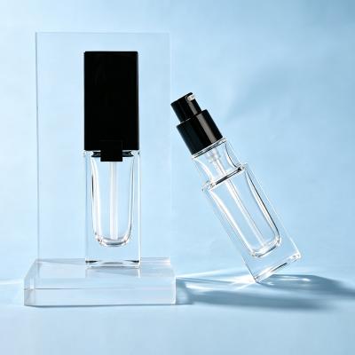 Frasco con bomba dosificadora de vidrio transparente cuadrado de 30 ml