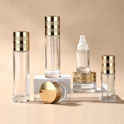 Set de cosméticos de vidrio transparente con tapa dorada